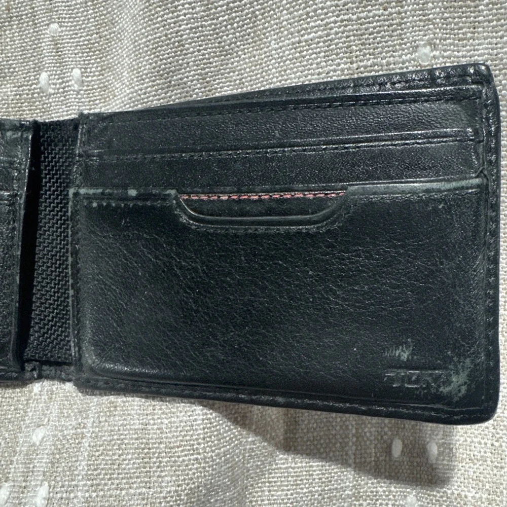 Tumi Mens Black Leather Bifold Wallet 6 Card Slots Slim Professional Accessory